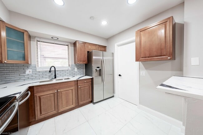 Building Photo - 120 SW 29th Terrace