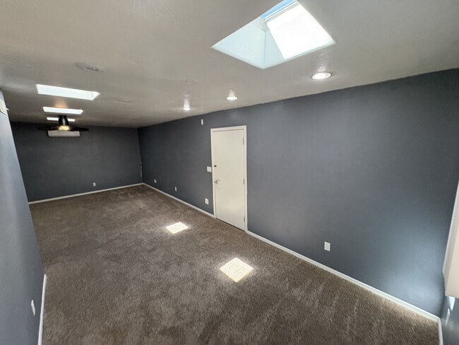 Building Photo - Beautiful eastside location