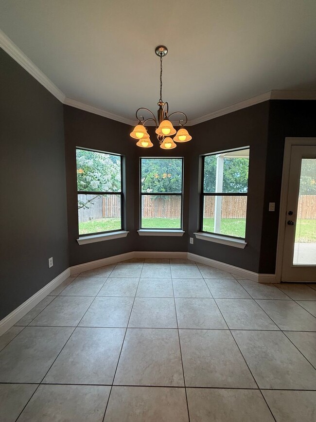 Building Photo - Beautiful 4 bedroom 2 bath home centrally located for added convenience