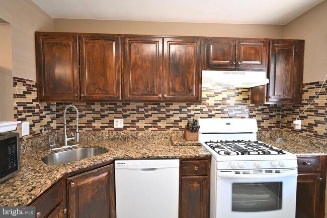 Building Photo - 36 Danbury Dr