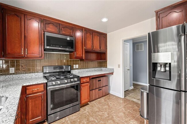 Building Photo - 3535 Stonewall Dr NW