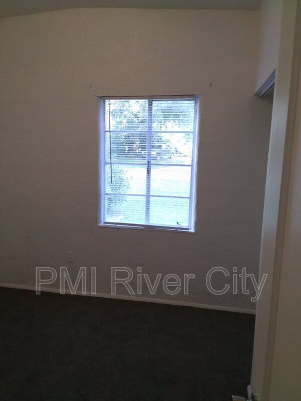 Building Photo - 1859 Loyola Dr N