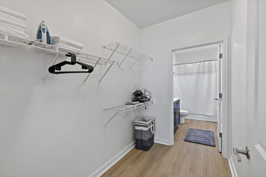 Building Photo - 205 S Kings Dr