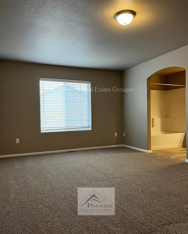 Building Photo - 7863 Sand Lake Heights