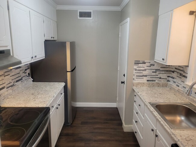 Building Photo - Two bedroom/one bath condo available immed...