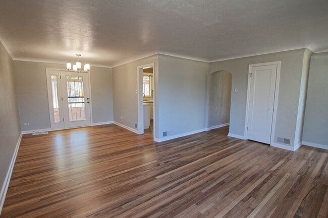 Building Photo - 2 bed 1 bath remodeled North Park Hill home