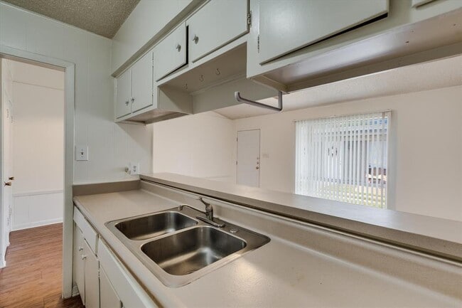 Building Photo - 612 W 51st St