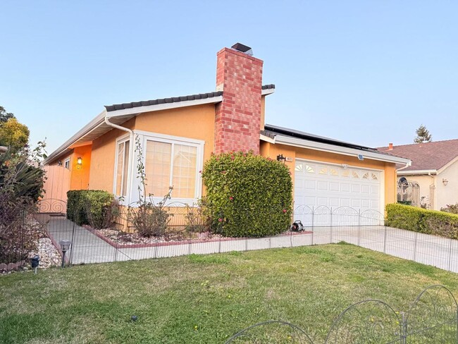 Building Photo - Bright & Spacious 3 Bedroom, 2 Bath Home in Fremont — Solar Included!