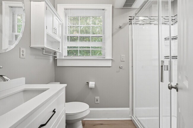Building Photo - 826 Mentelle Dr NE