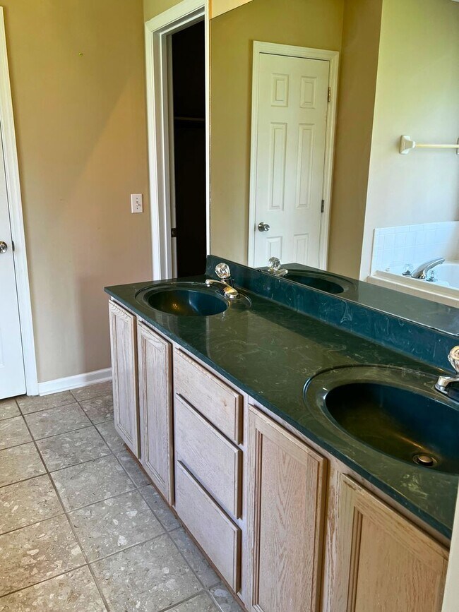 Building Photo - Charming 4/2 with fenced in yard