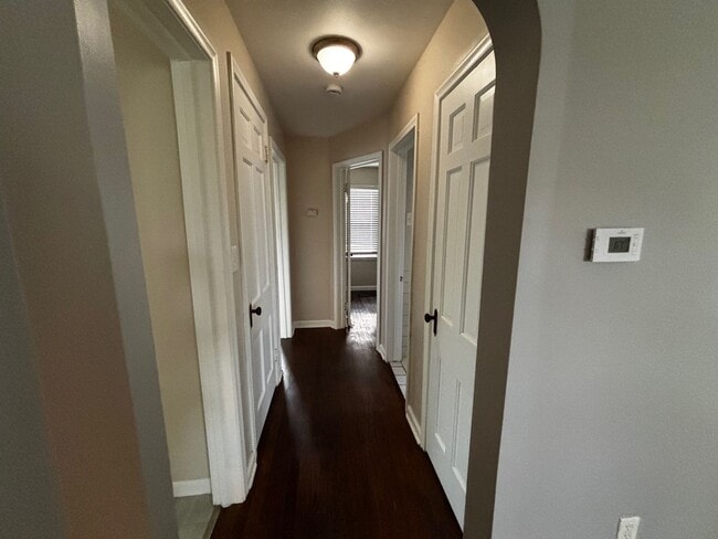 Building Photo - 3 bed 2 bath bungalow