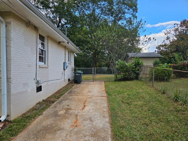 Building Photo - Nice 3 bed 1 bath home located in Marietta minutes from I-75