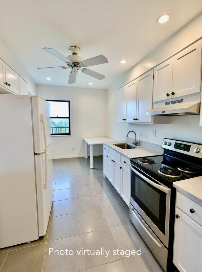 Building Photo - 10044 S Ocean Dr