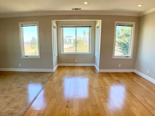 Building Photo - Updated TOP FLOOR 2BR/2BA FLAT! IN-UNIT LA...