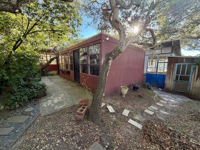 Building Photo - Unique 2 bedroom 2 bath home in Pacific Grove!