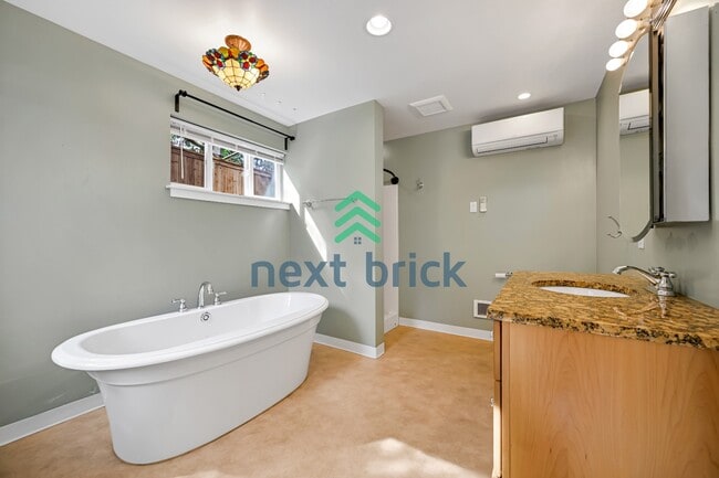 Building Photo - Cozy Retreat in Shoreline – Your Perfect 1,000 sqft Haven