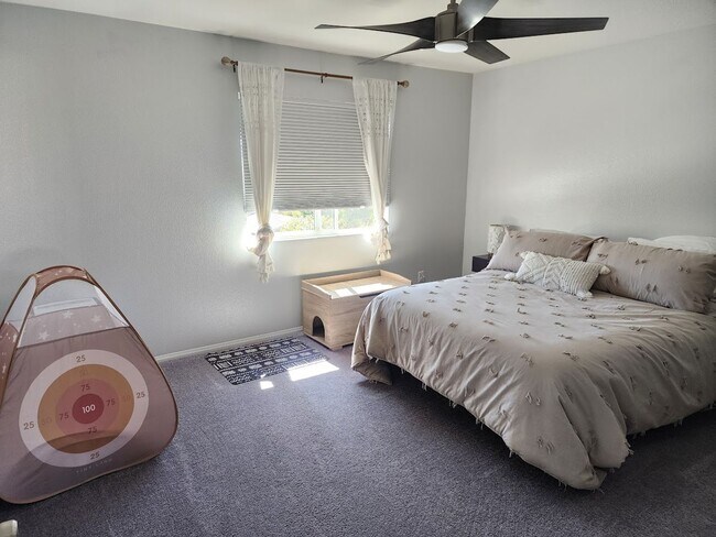 Building Photo - Gorgeous Home with 5 Bedrooms, 3 Baths, So...