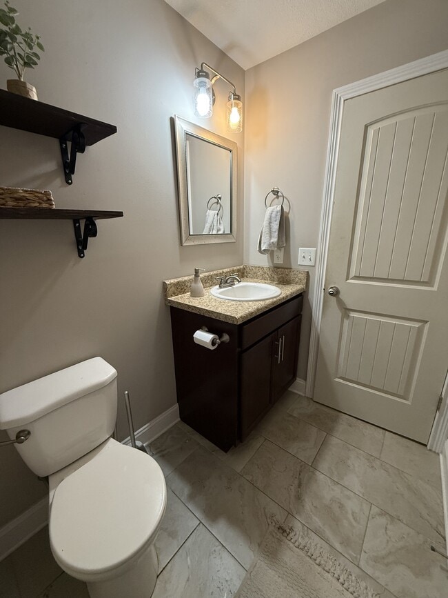 Building Photo - 607 Hollow Crst