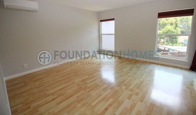 Building Photo - 11 Glen Dr