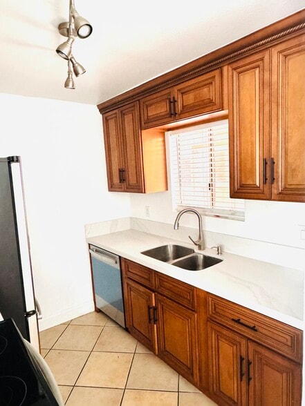 Kitchen (right side) - 2507 E 15th St