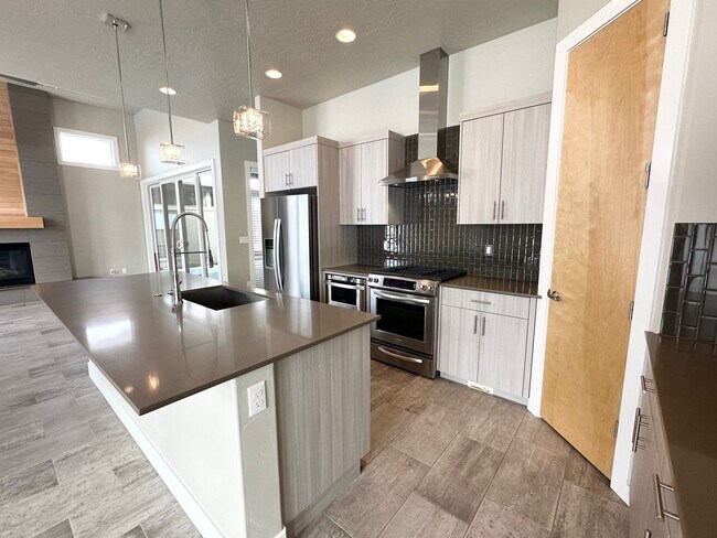 Building Photo - Rarely available in the most preferred River District! Available July 2026