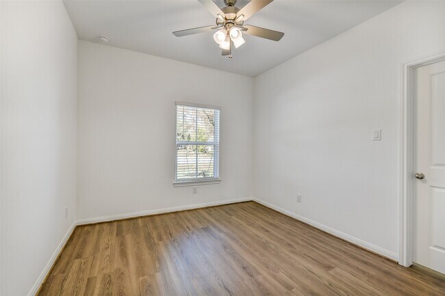 Building Photo - 13610 Pine Dr