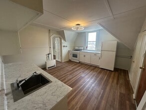 Building Photo - 446 Coe St