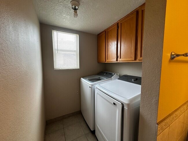 Building Photo - 800 Halter Dr SW