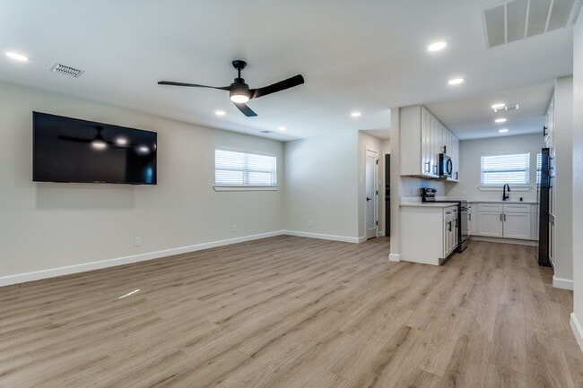 Building Photo - Great 2 bedroom upstairs unit - Available Summer 2026