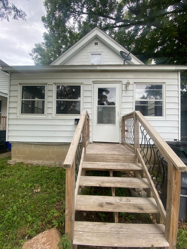 Primary Photo - SW 2 bedroom home with many updates.
