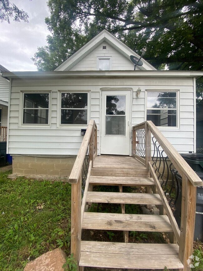 Building Photo - SW 2 bedroom home with many updates.