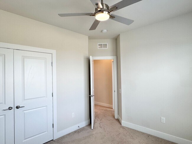 Building Photo - POTOMAC SHORES - BEAUTIFUL VIEWS! (interne...