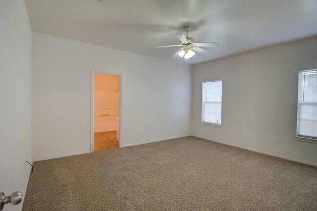 Building Photo - Surrey Ridge Duplex