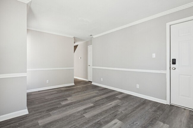 Building Photo - Fully Updated 2 Bedroom Unit!