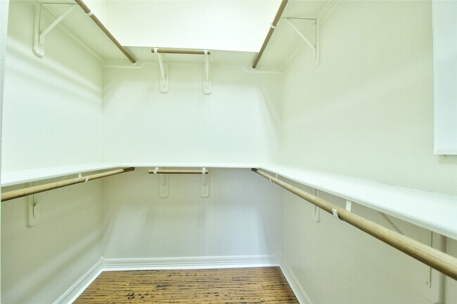 Building Photo - 10 Spotted Lily Way