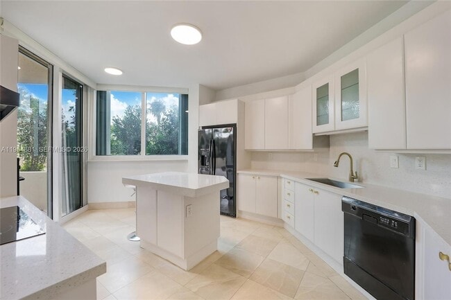 Building Photo - 300 South Pointe Dr