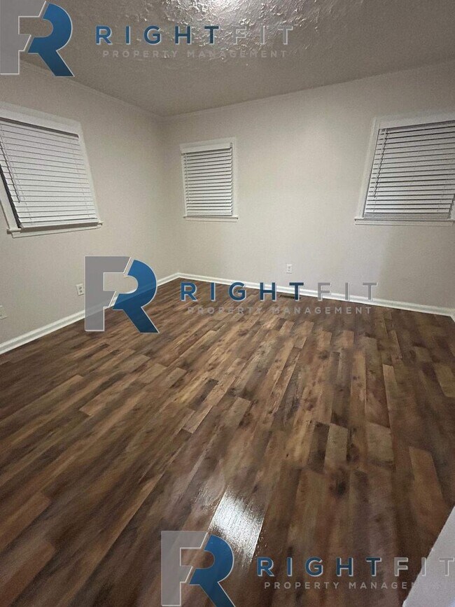 Building Photo - Newly Renovated House in Columbus