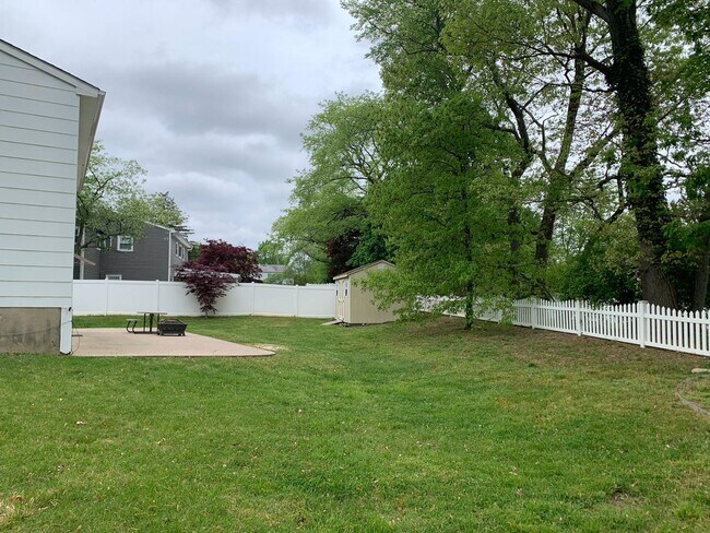 Building Photo - Large House in Cherry Hill East