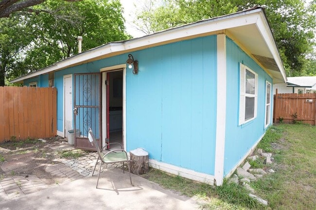 Building Photo - 1302 Begonia Terrace