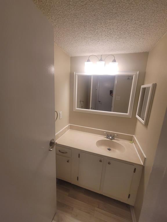 Building Photo - 7076 N Holiday Dr
