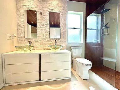 Building Photo - Luxury Updated Pool-Style Retreat on Quiet Cul-de-Sac