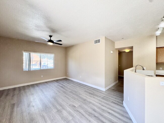 Building Photo - Beautifully Updated Downstairs 3-Bedroom, ...