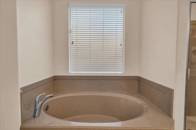 Building Photo - Single Level 3 Bedroom Home with Red Rock ...