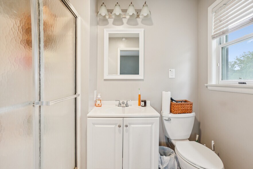 Building Photo - 5000 Quebec St