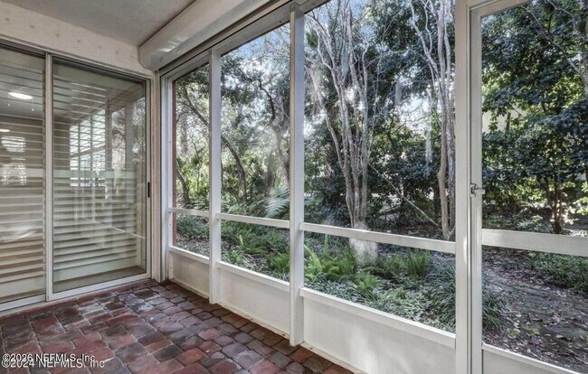 Building Photo - 156 Hidden Palms Ln