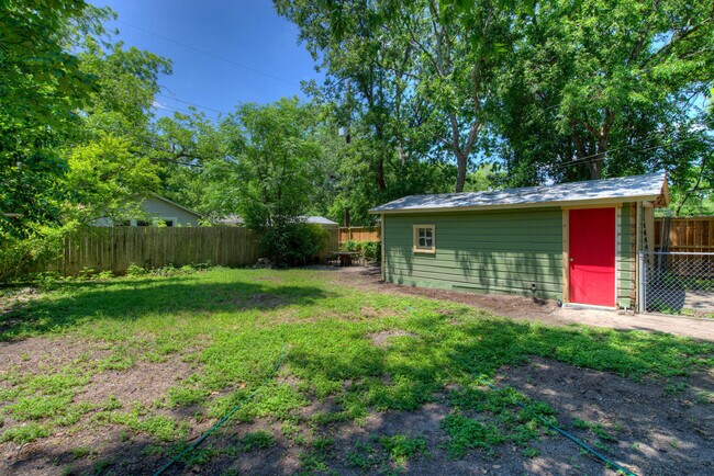 Building Photo - UT PRE-LEASE: 4 bed/2 bath North Campus home for pre-Lease. Features wood floors and many updates