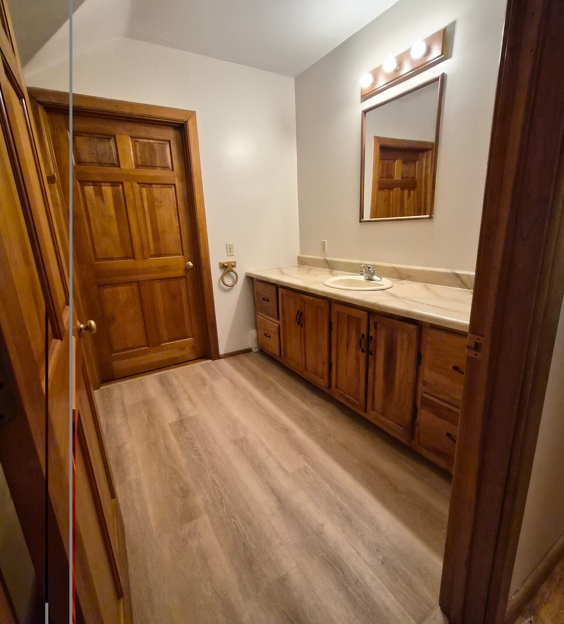 Building Photo - 64 King St