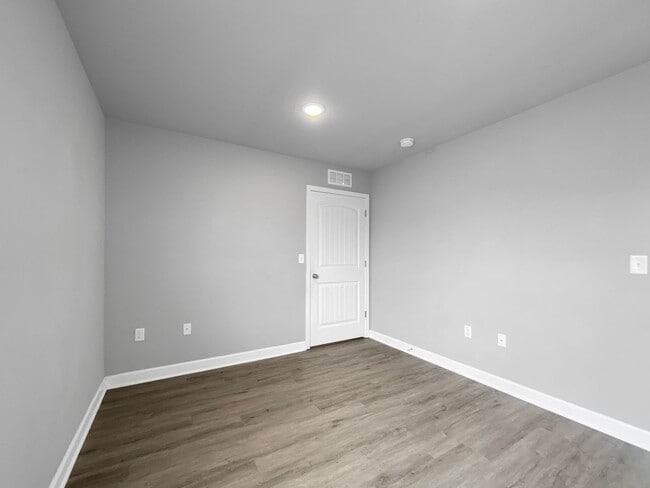 Building Photo - Charming 3BR/2BA Renovated Duplex | Ranch-Style Living in Colonial Gardens