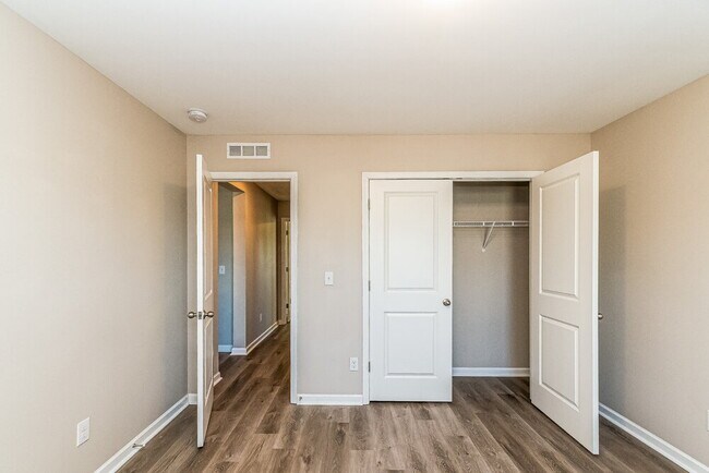 Building Photo - 231 Pilsen Dr