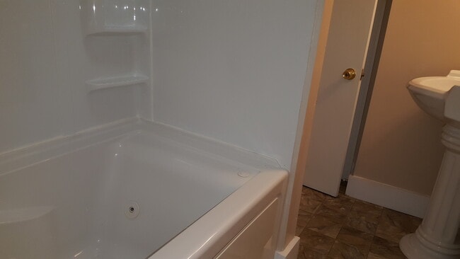 Building Photo - Welcome home to this charming and spacious 2-bedroom, 2 full bathroom single-family home in Edgew...